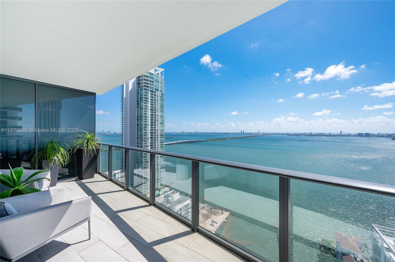 Apartamento à Venda em Miami, FL
