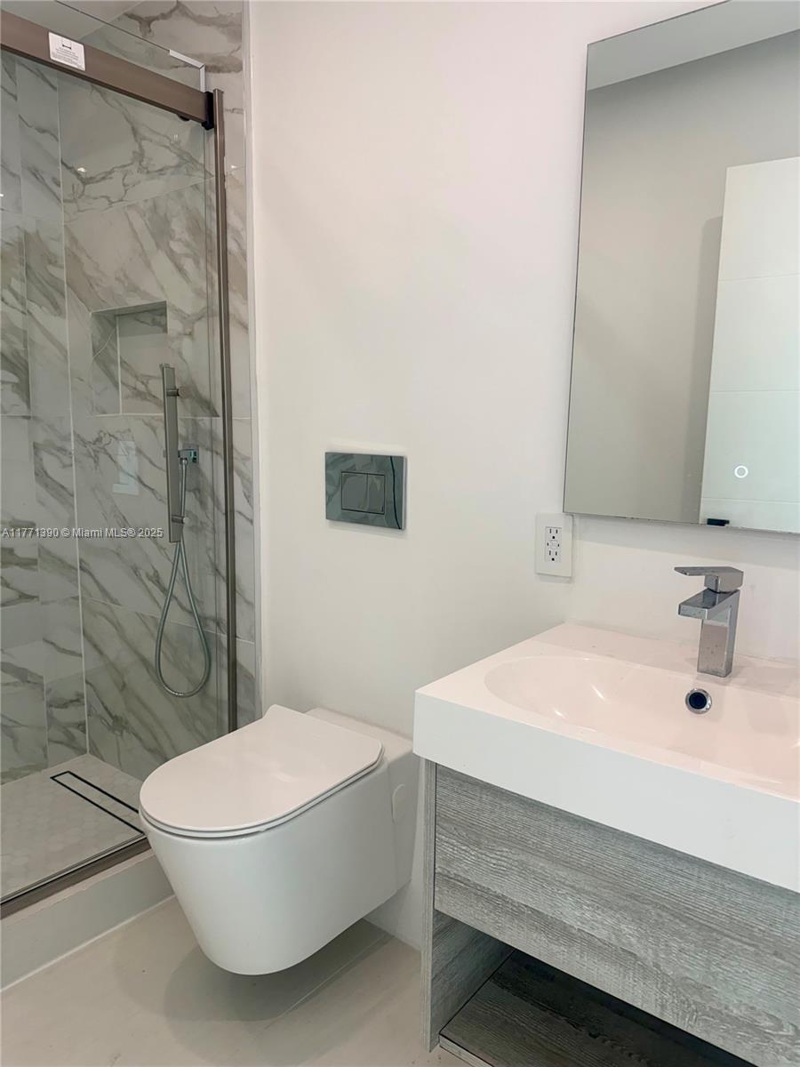 800 Claughton Island Dr #2404, Miami FL 33131