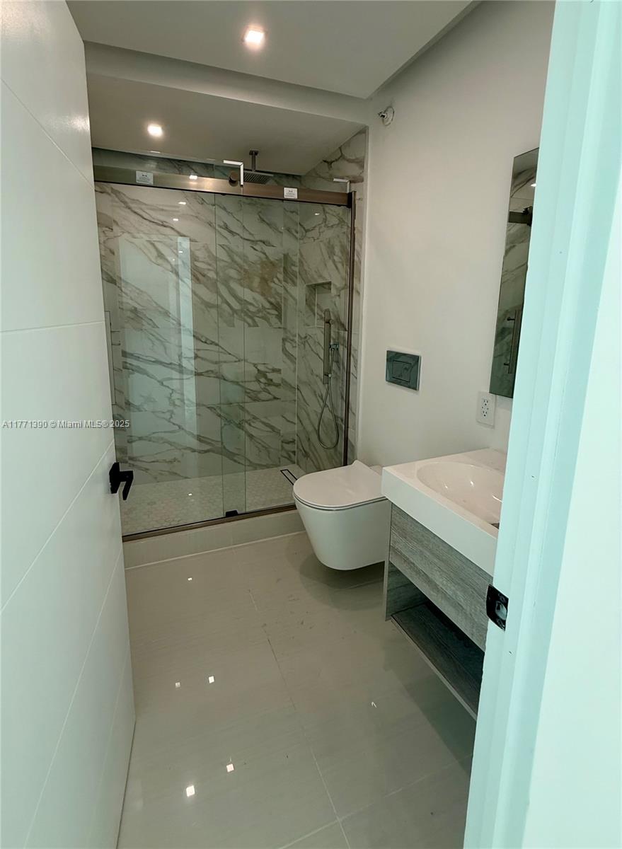 800 Claughton Island Dr #2404, Miami FL 33131