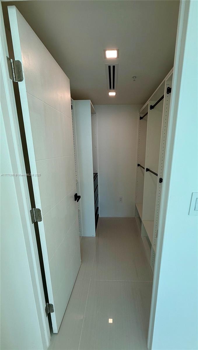 800 Claughton Island Dr #2404, Miami FL 33131