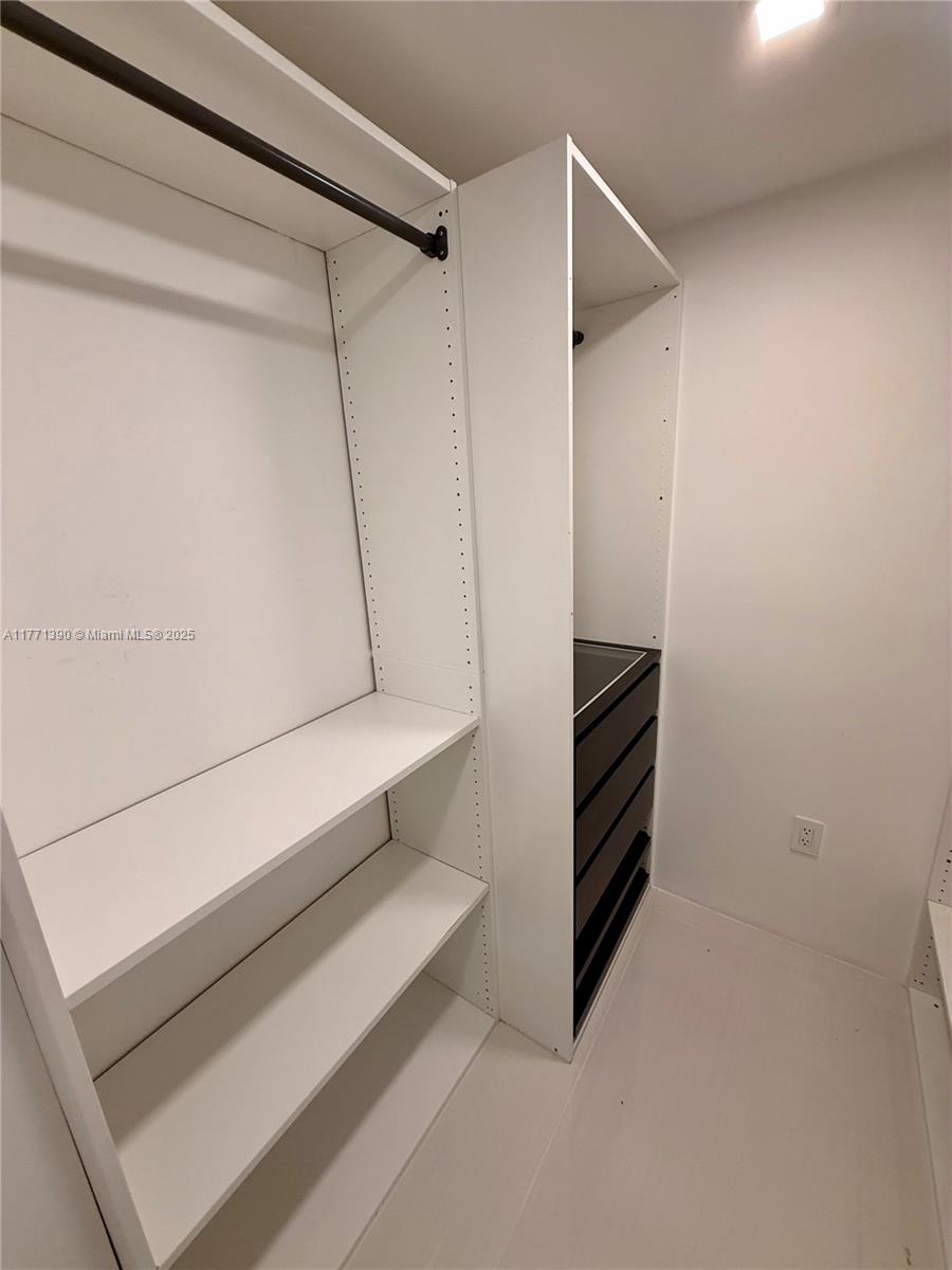 800 Claughton Island Dr #2404, Miami FL 33131