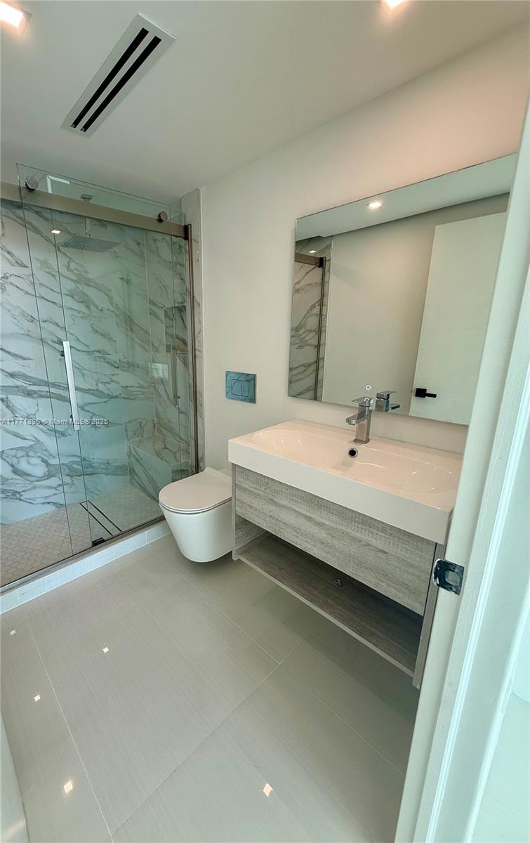 800 Claughton Island Dr #2404, Miami FL 33131