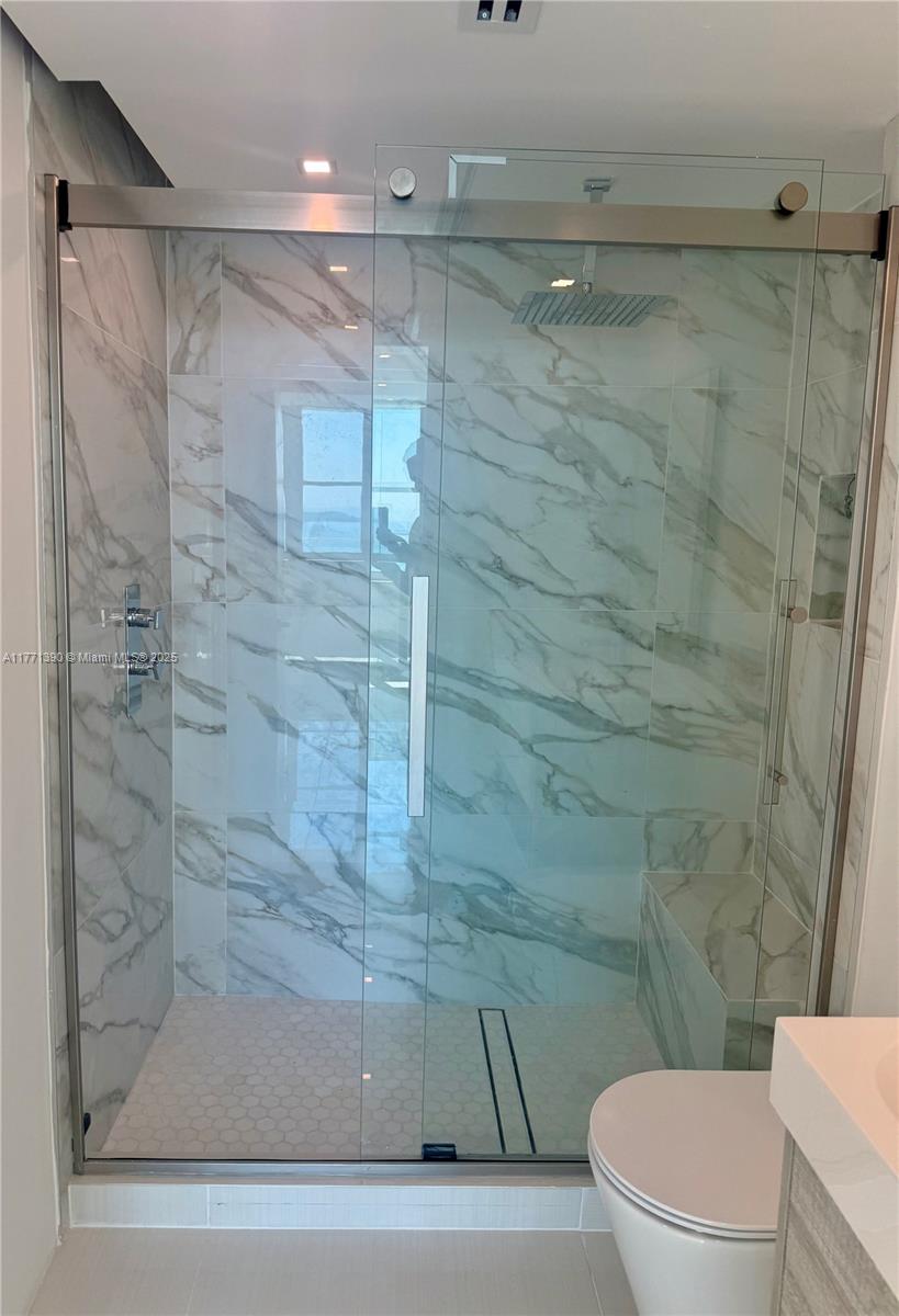 800 Claughton Island Dr #2404, Miami FL 33131