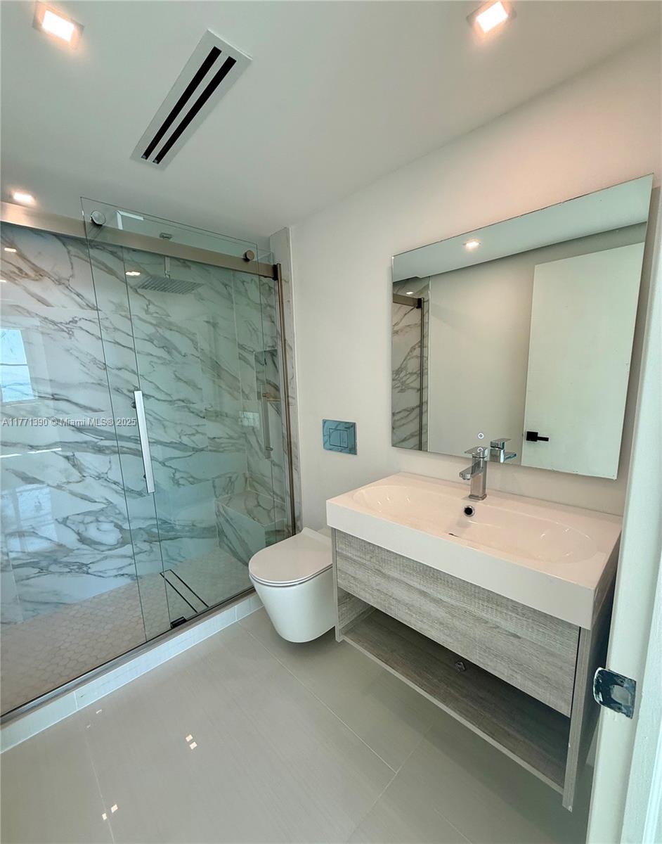 800 Claughton Island Dr #2404, Miami FL 33131
