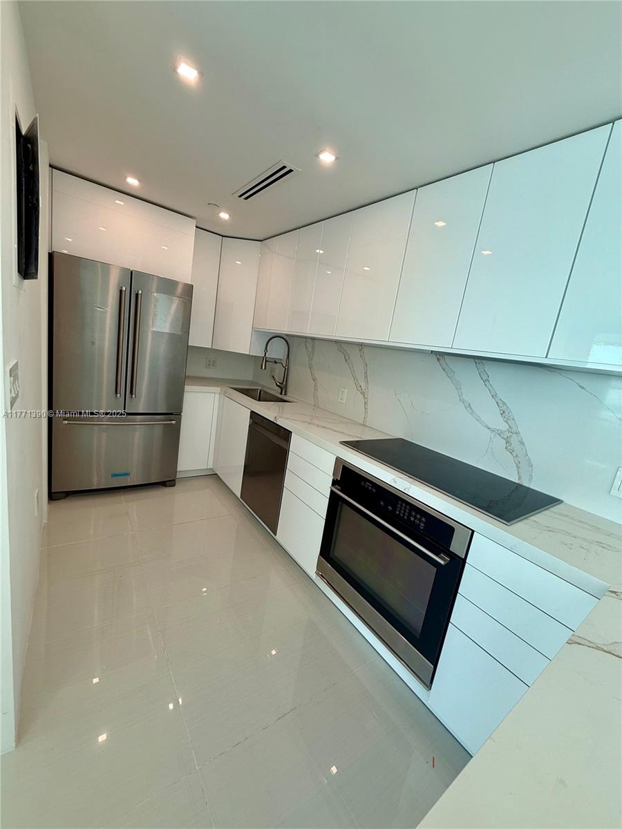 800 Claughton Island Dr #2404, Miami FL 33131