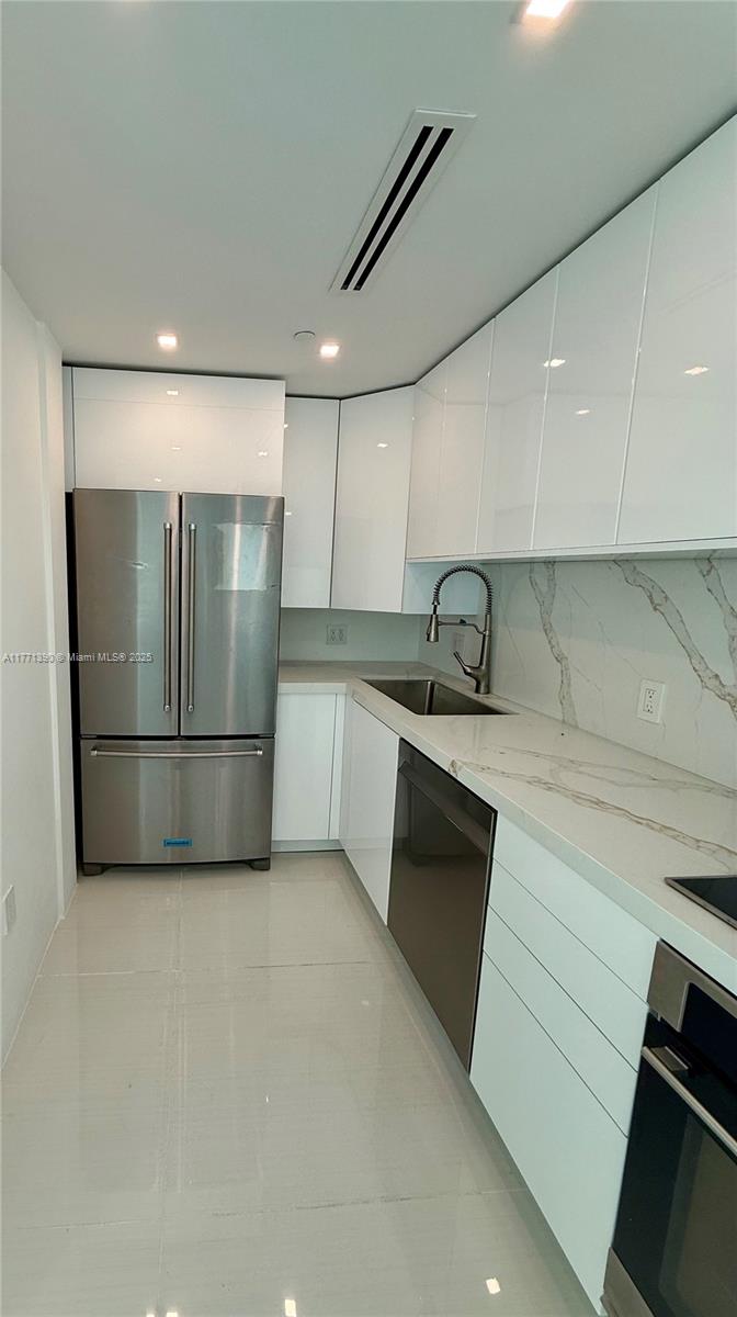 800 Claughton Island Dr #2404, Miami FL 33131