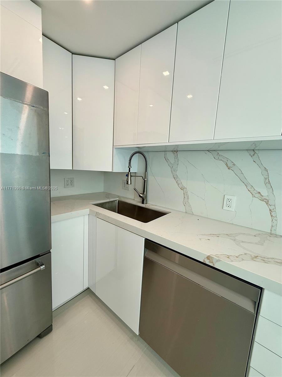 800 Claughton Island Dr #2404, Miami FL 33131