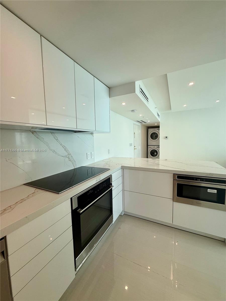 800 Claughton Island Dr #2404, Miami FL 33131
