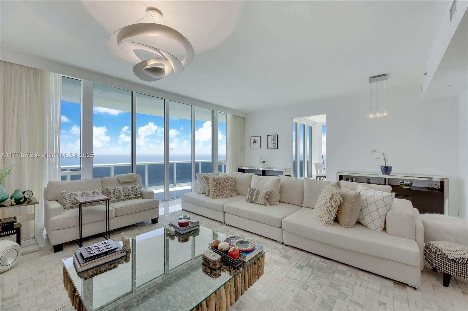 Apartamento à Venda em Sunny Isles Beach, FL