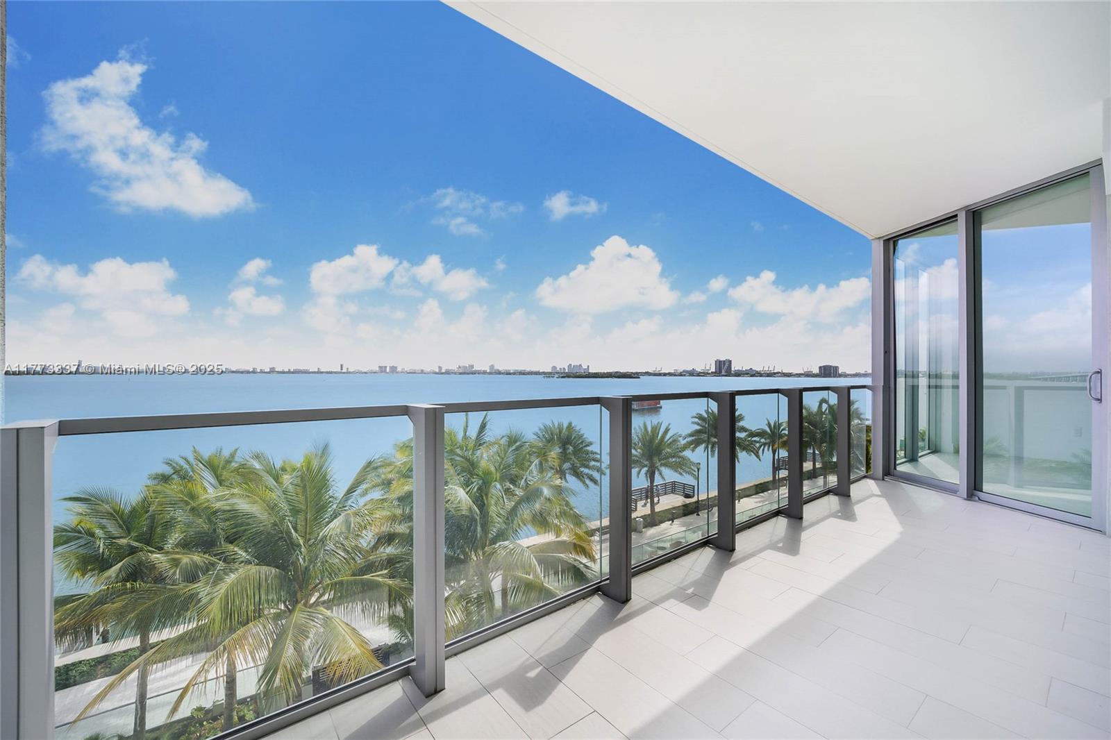 Apartamento à Venda em Miami, FL