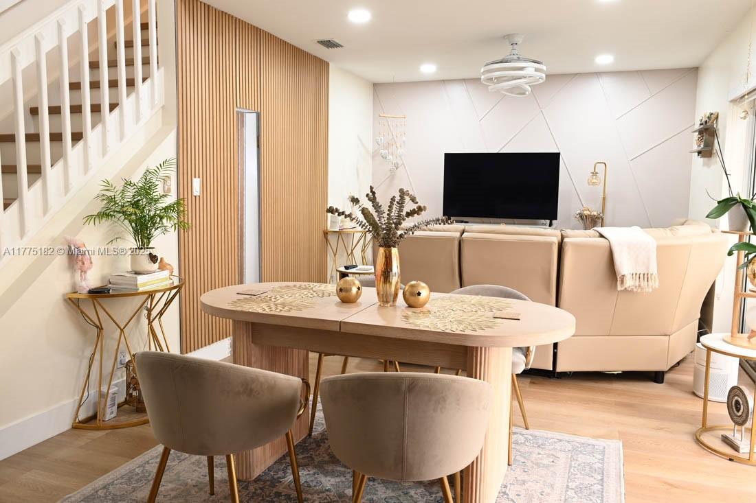 Beautiful townhouse, completely remodeled and modern, with a welcoming family atmosphere that will make you fall in love. Come see it and find the home of your dreams.