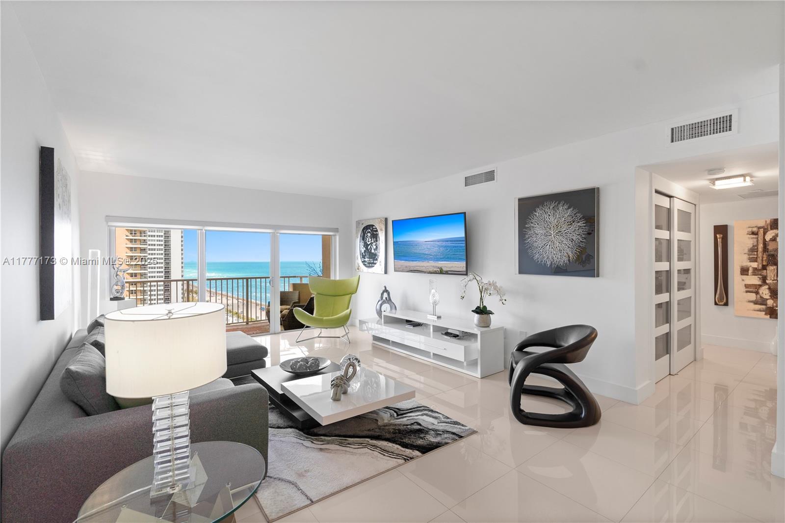 Apartamento à Venda em Hallandale Beach, FL