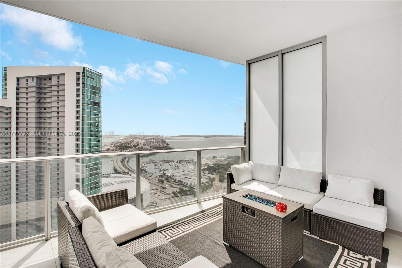 Apartamento à Venda em Miami, FL