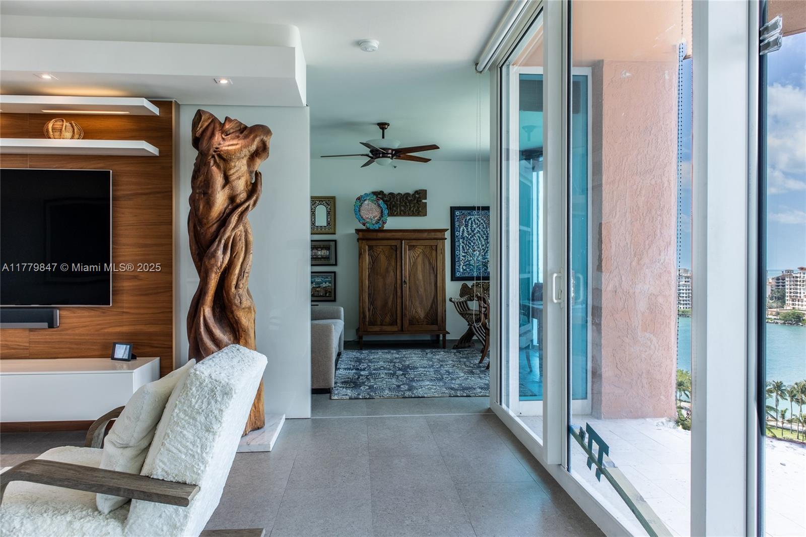 300 S Pointe Dr #1502, Miami Beach FL 33139