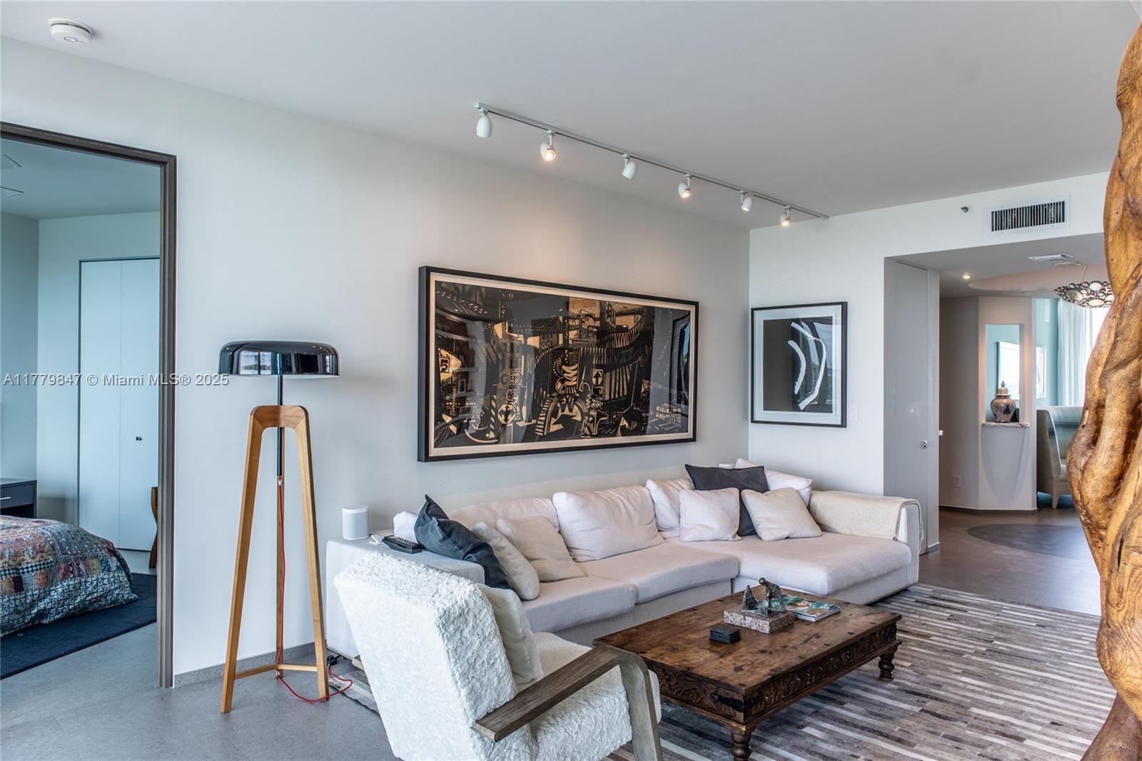 300 S Pointe Dr #1502, Miami Beach FL 33139