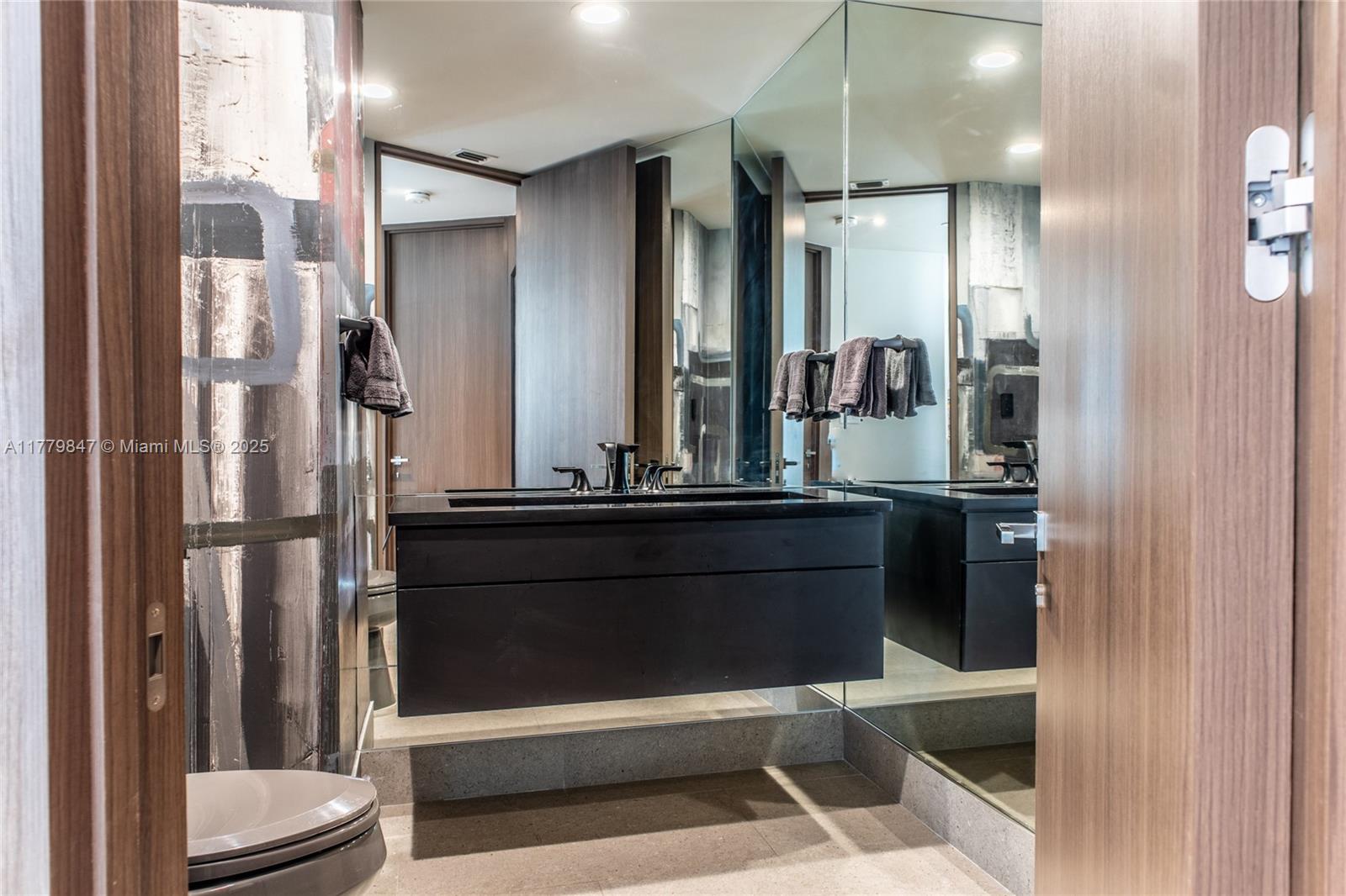 300 S Pointe Dr #1502, Miami Beach FL 33139