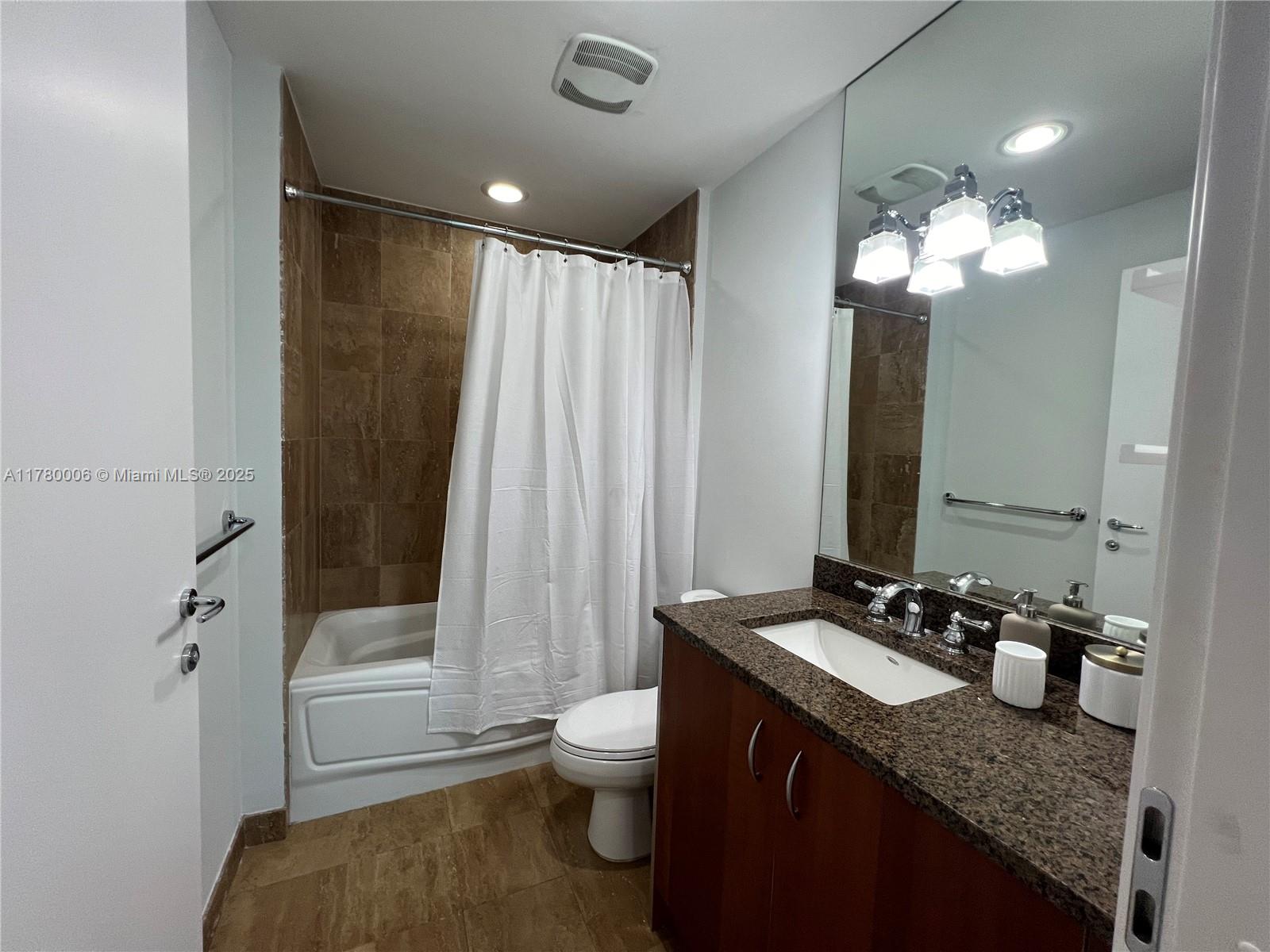 300 S Biscayne Blvd #1701, Miami FL 33131