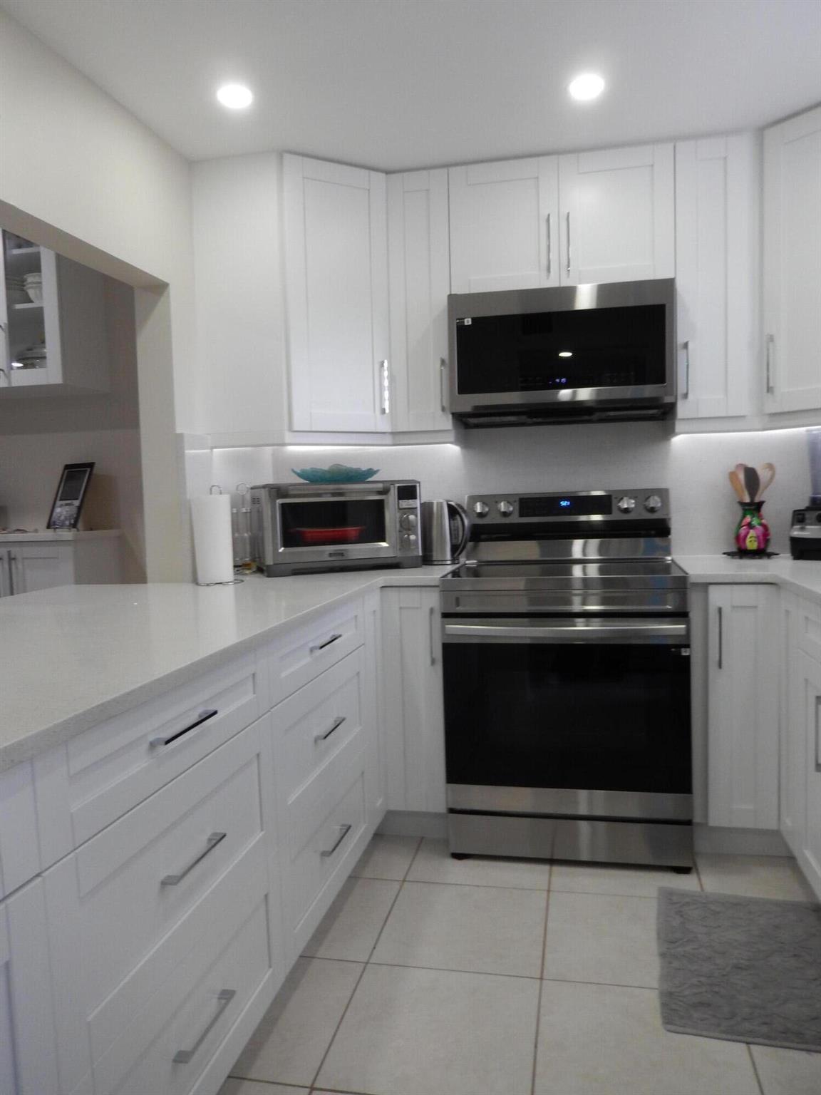 Lakeside Village Condo 10