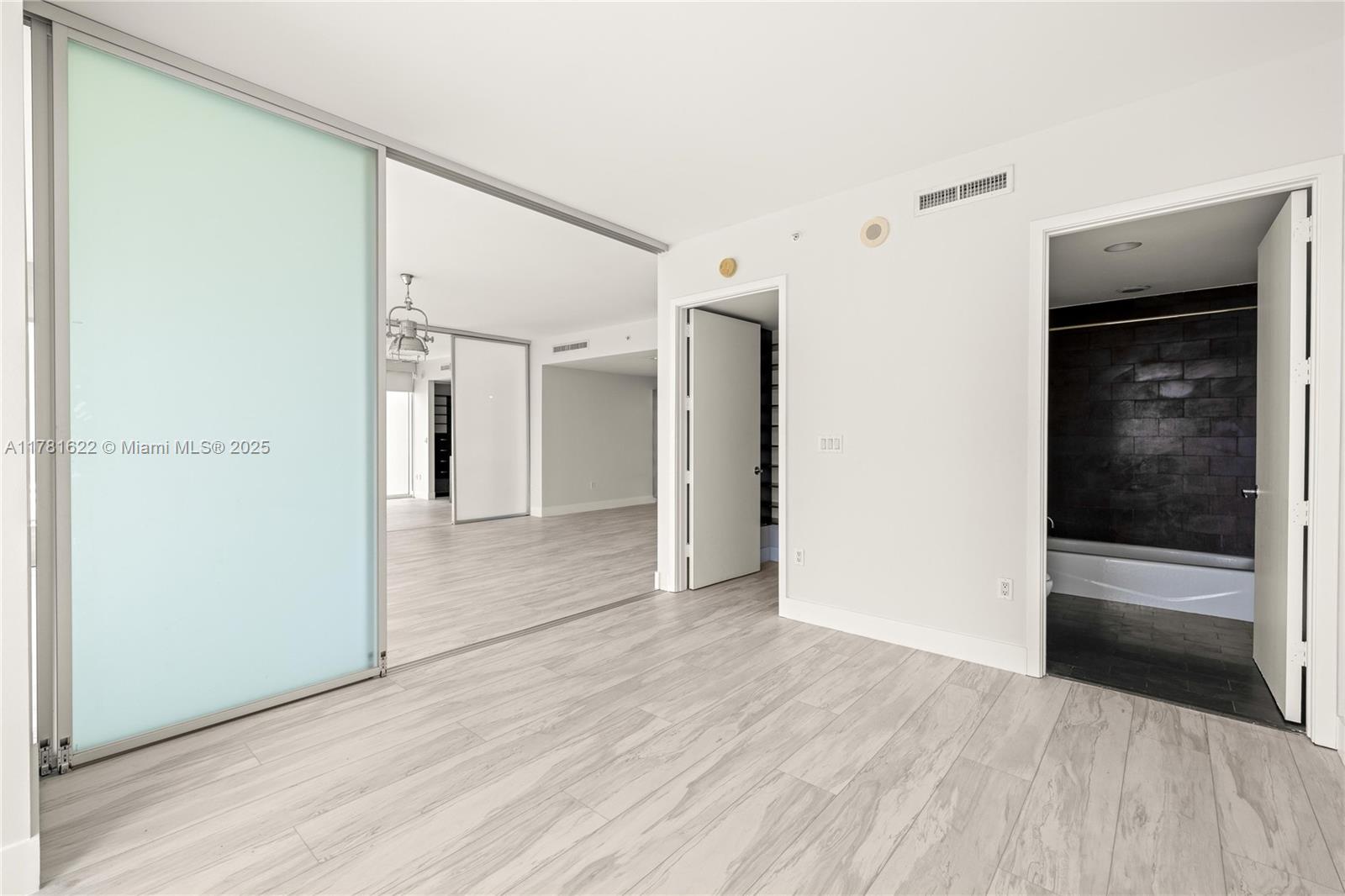 1040 Biscayne Blvd #1706, Miami FL 33132