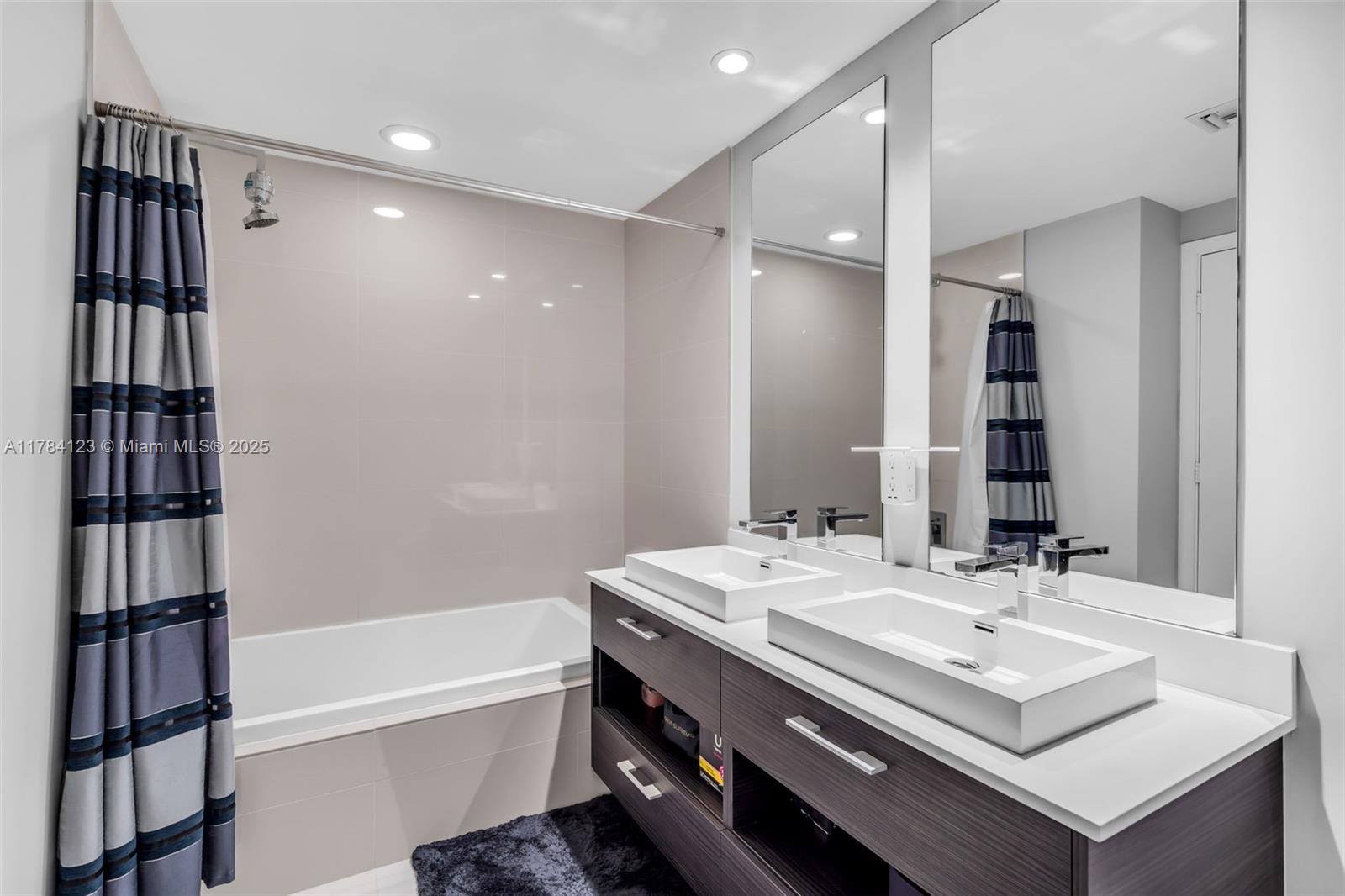 45 SW 9th St #3804, Miami FL 33130