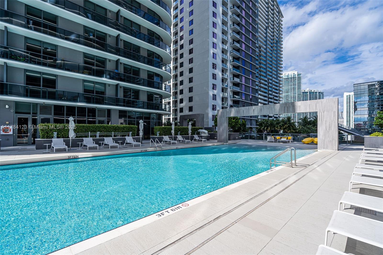 45 SW 9th St #3804, Miami FL 33130