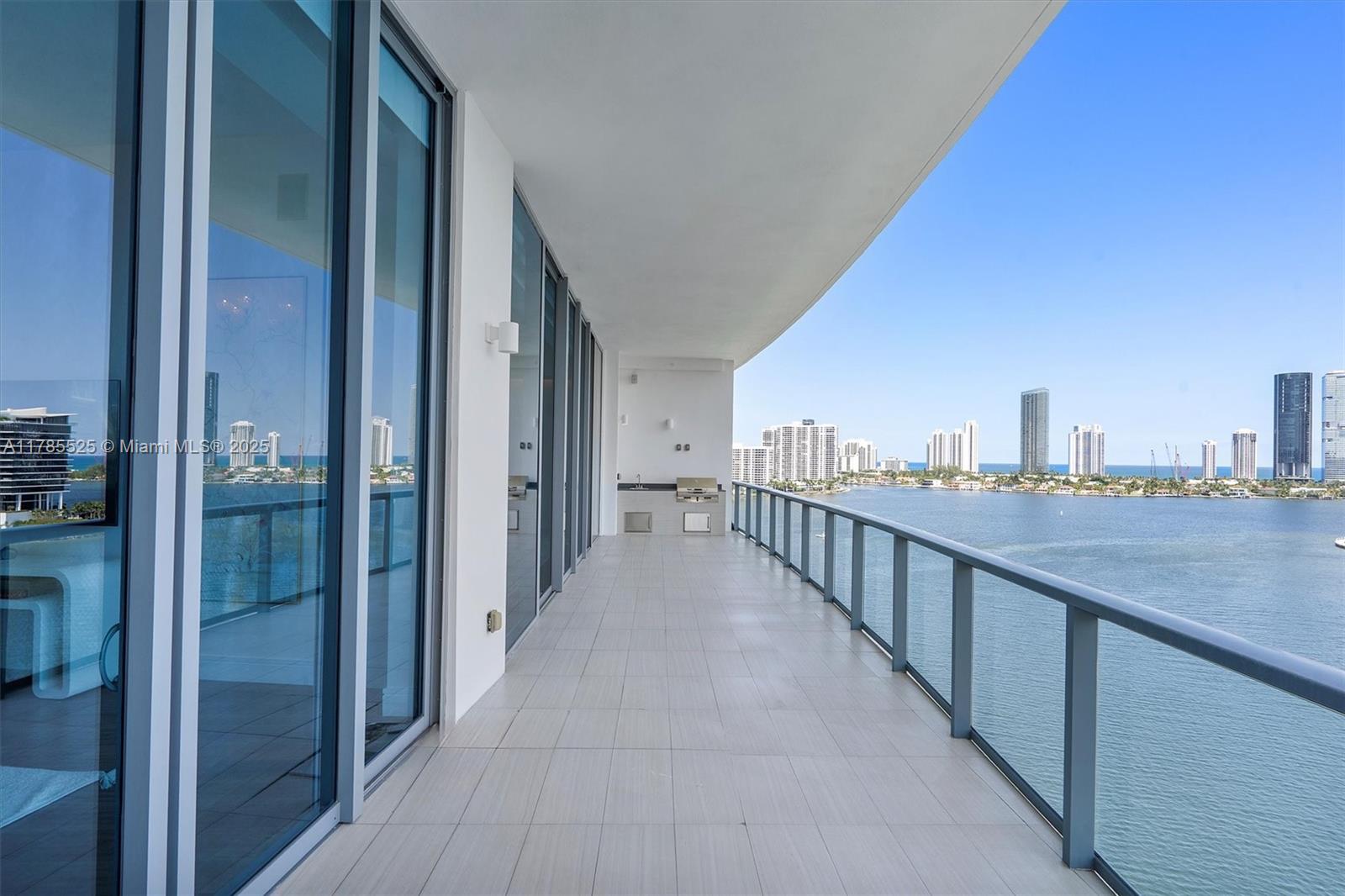 3300 NE 188th St #UPH15 + ROOF TOP, Aventura FL 33180
