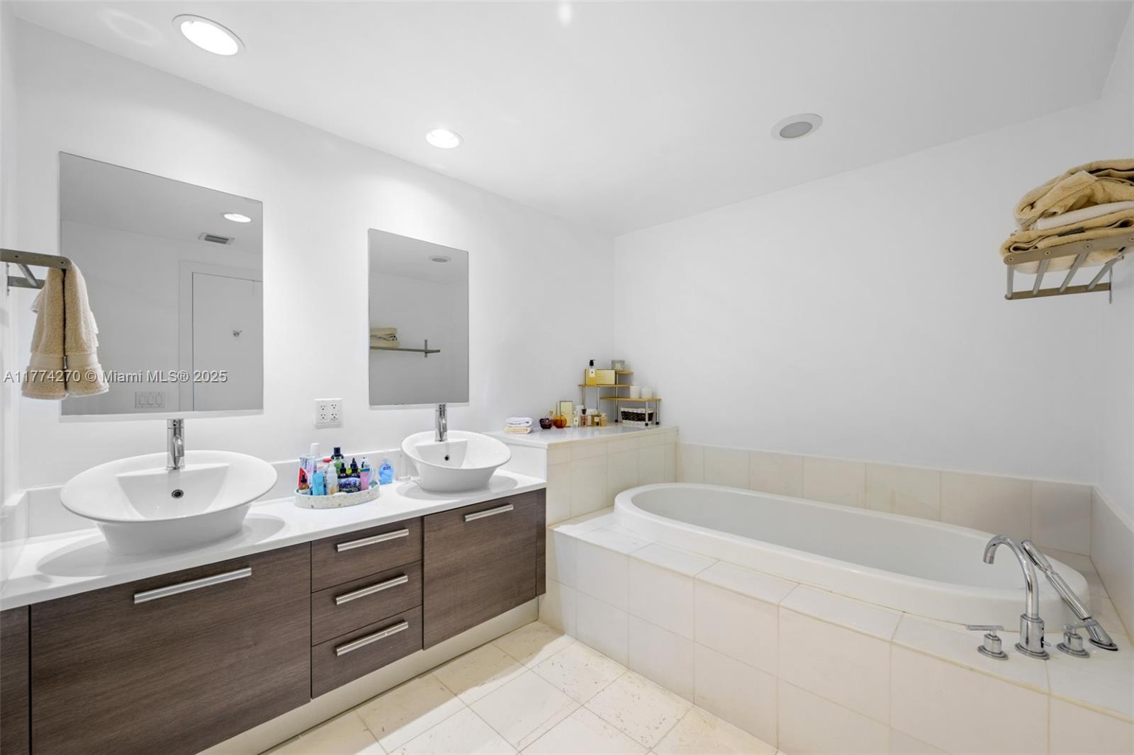 2950 NE 188th St #525, Aventura FL 33180