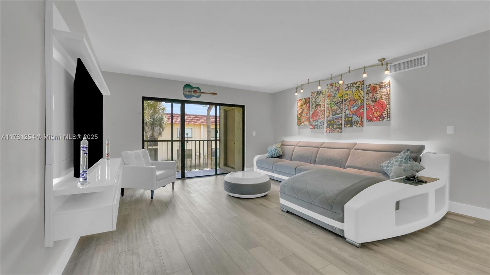 BEAUTIFUL OPEN CONCEPT CONDO WITH NEUTRAL TONES THROUGHOUT. COMES FULLY FURNISHED. KITCHEN WITH QUARTS COUNTERTOPS, DEEP STAINLESS SINK, FULL SIZE LAUNDRY, AND COMPACT WATER HEATER.  WELL MAINTAINED WITHIN A SAFE QUIET COMPLEX THAT HAS A COMMUNITY POOL AND A+ SCHOOLS! ACCESS TO BONAVENTURE TOWN CENTER THAT INCLUDE, A HUGE BEAUTIFUL POOL, BRAND NEW GYM, BILLIARDS, BOWLING, AND RAQUETBALL. *** UNABLE TO RENT FOR 18 MONTHS AFTER PURCHASE ***