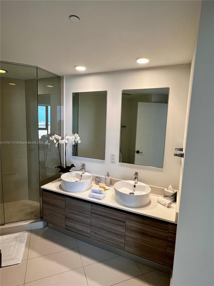 121 NE 34th St #1516, Miami FL 33137