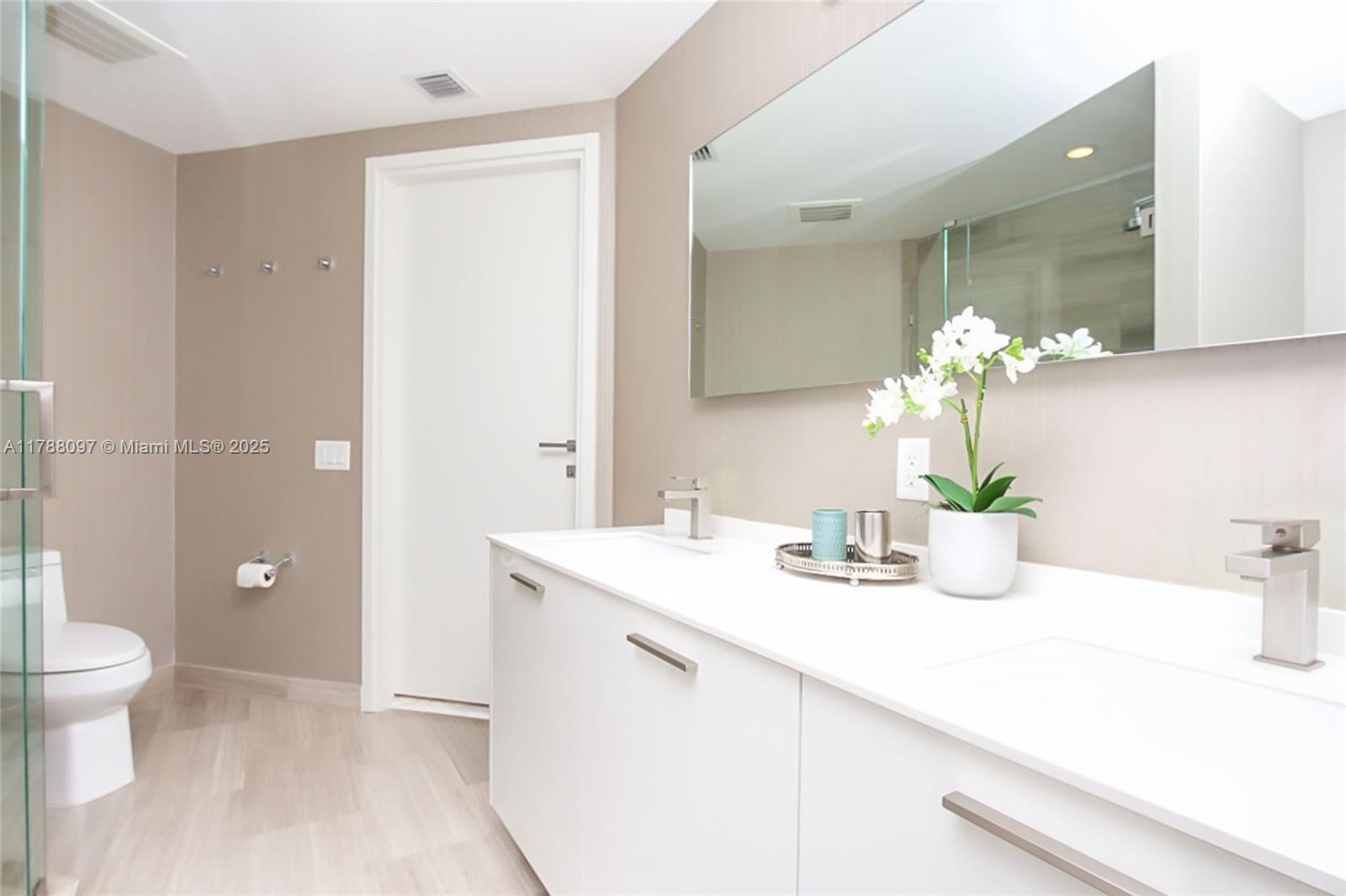 1300 Brickell Bay Dr #3102, Miami FL 33131