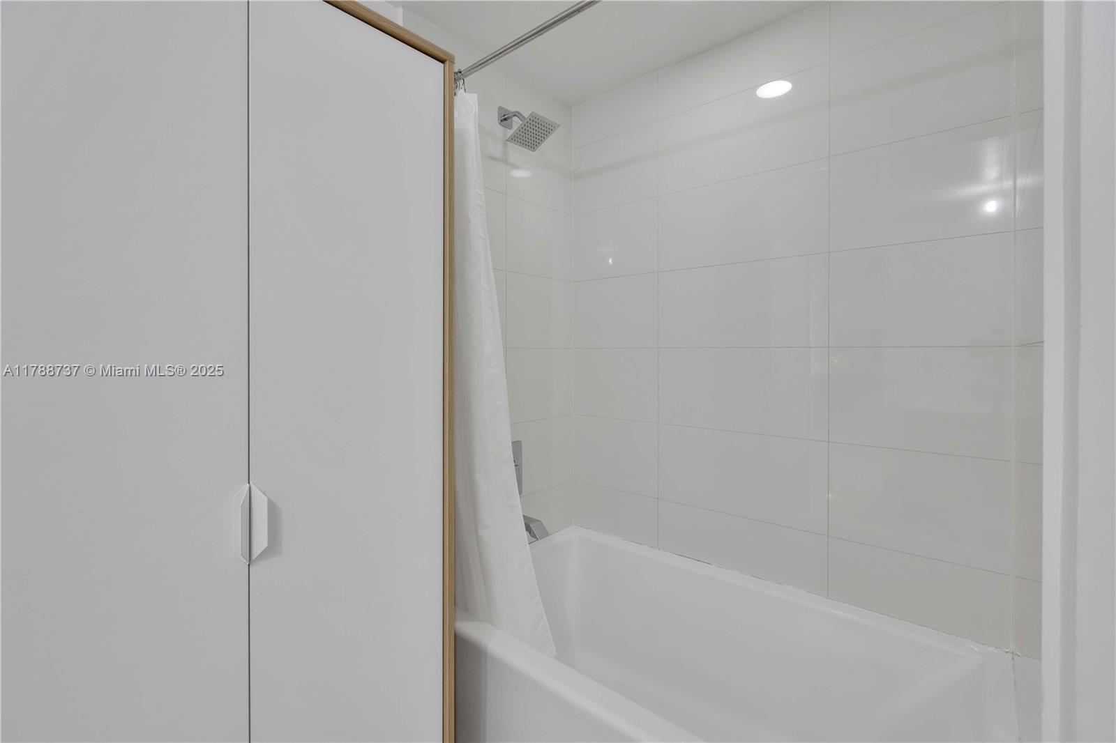 460 NE 28th St #3703, Miami FL 33137
