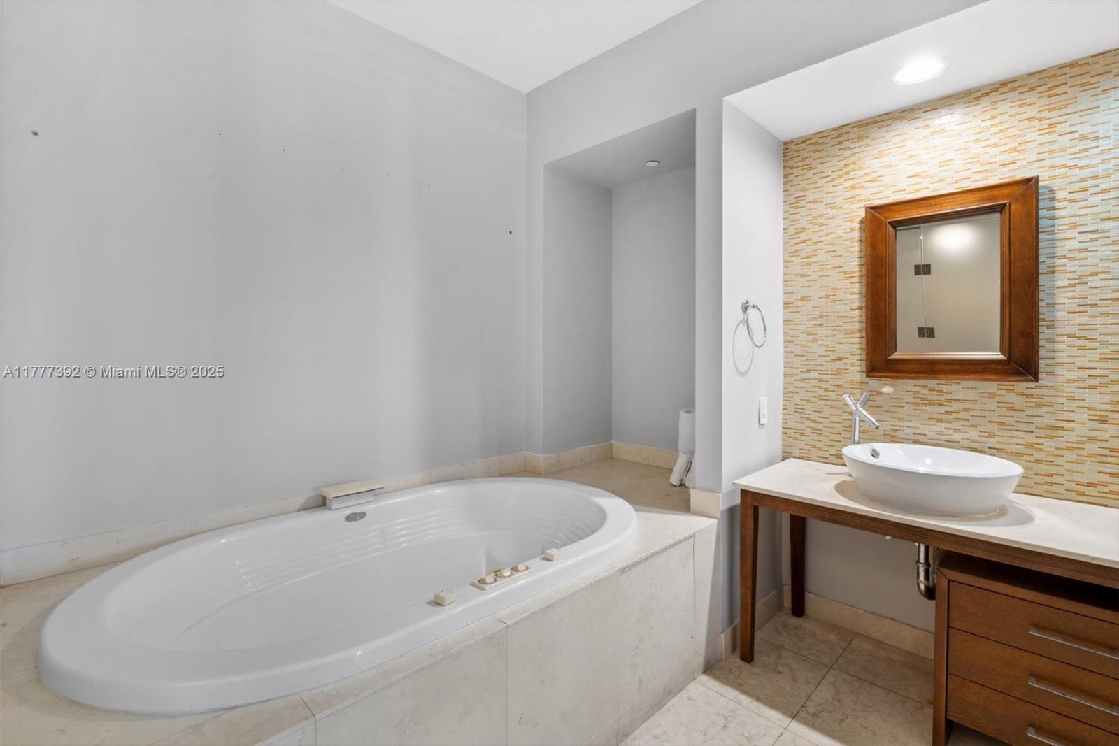450 Alton Rd #1404, Miami Beach FL 33139