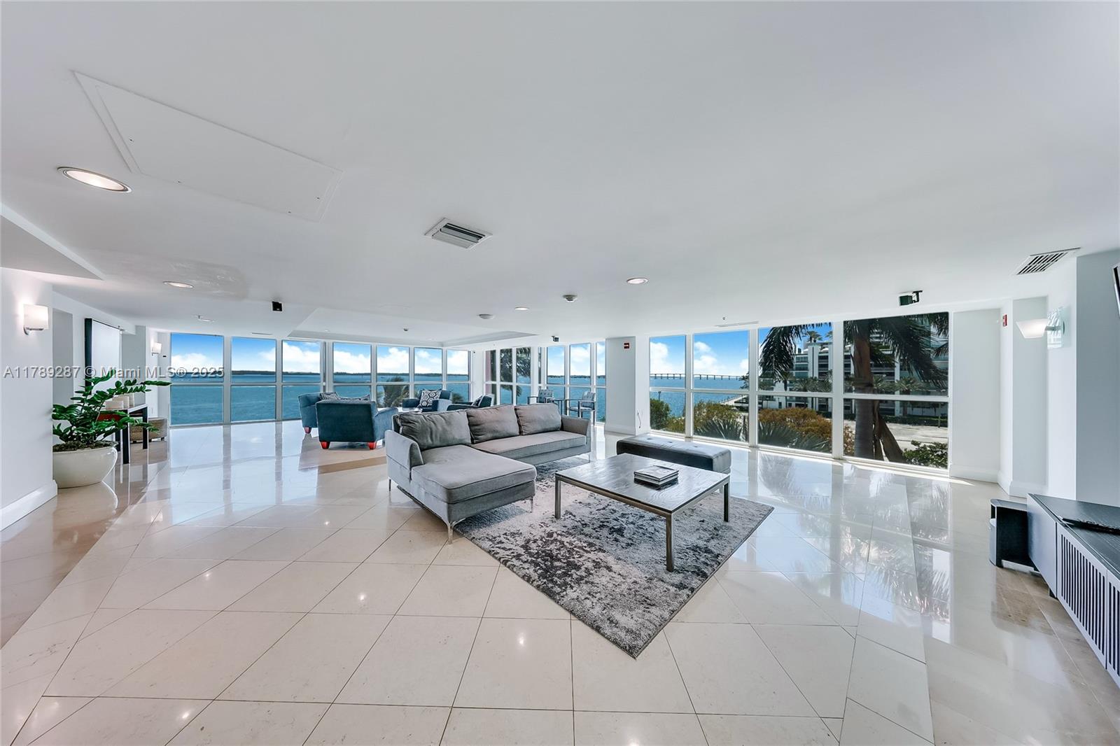 Apartamento à Venda em Miami, FL