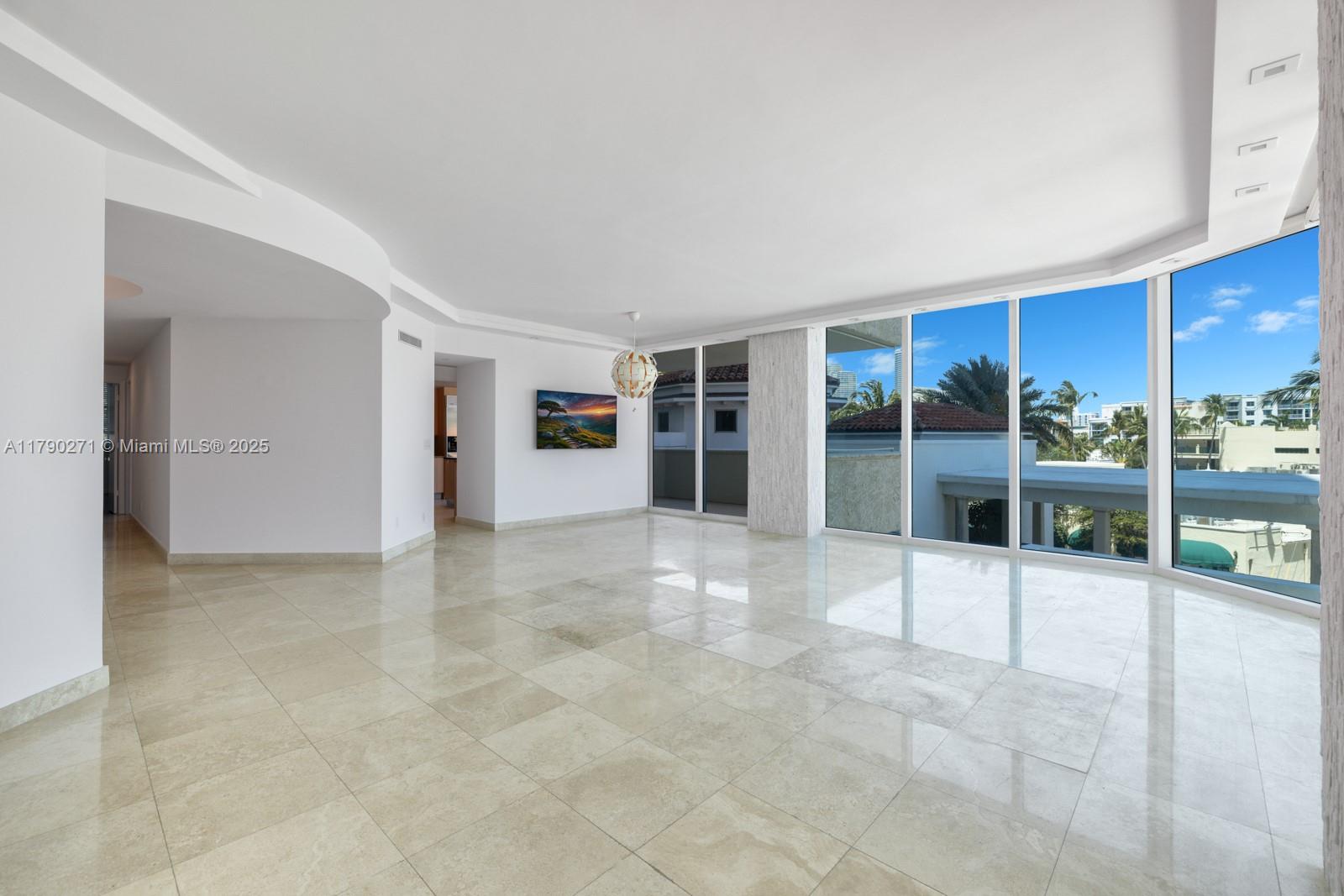 300 S Pointe Dr #405, Miami Beach FL 33139