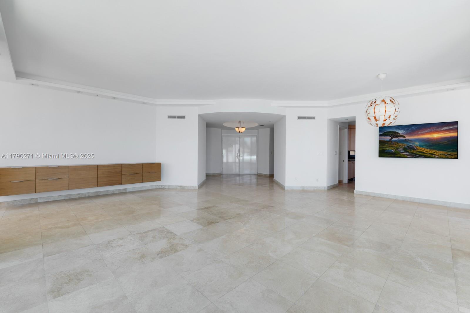 300 S Pointe Dr #405, Miami Beach FL 33139