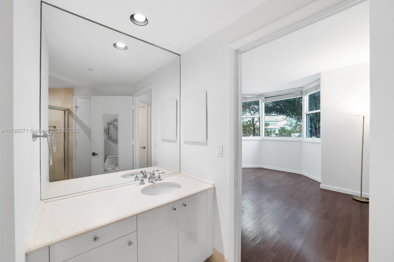 300 S Pointe Dr #405, Miami Beach FL 33139
