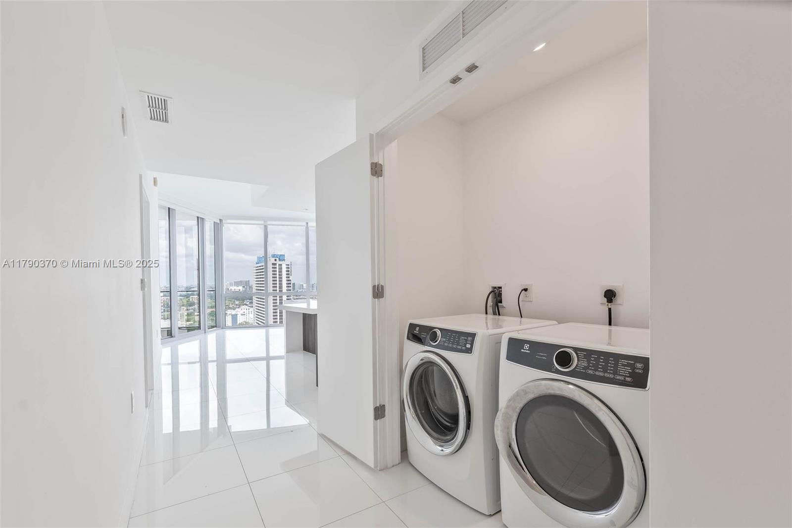 851 NE 1st Ave #1904, Miami FL 33132