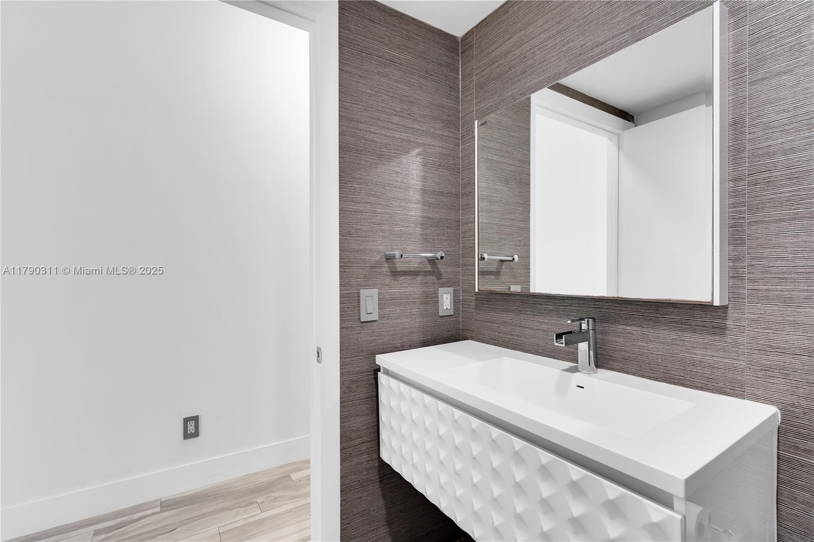 690 SW 1st Ct #2124, Miami FL 33130
