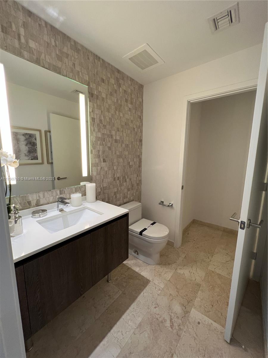 88 SW 7th St #1610, Miami FL 33130