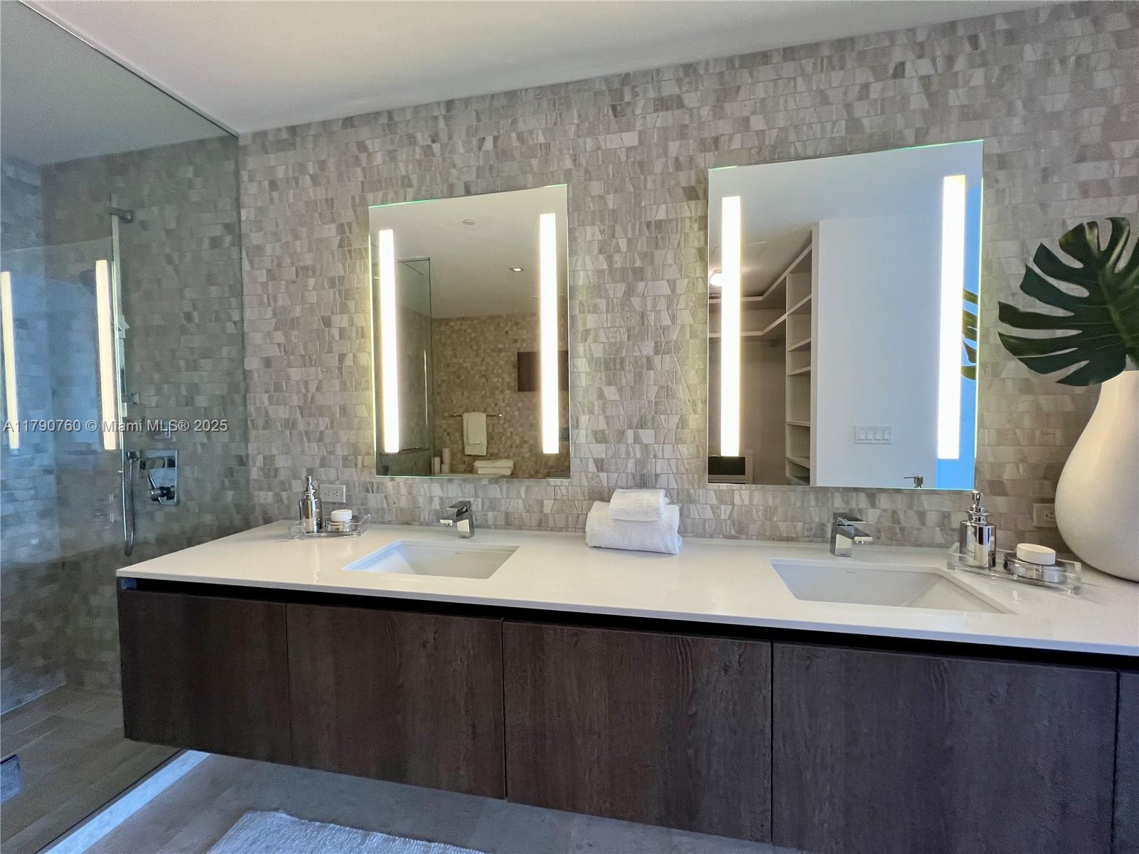 88 SW 7th St #1610, Miami FL 33130