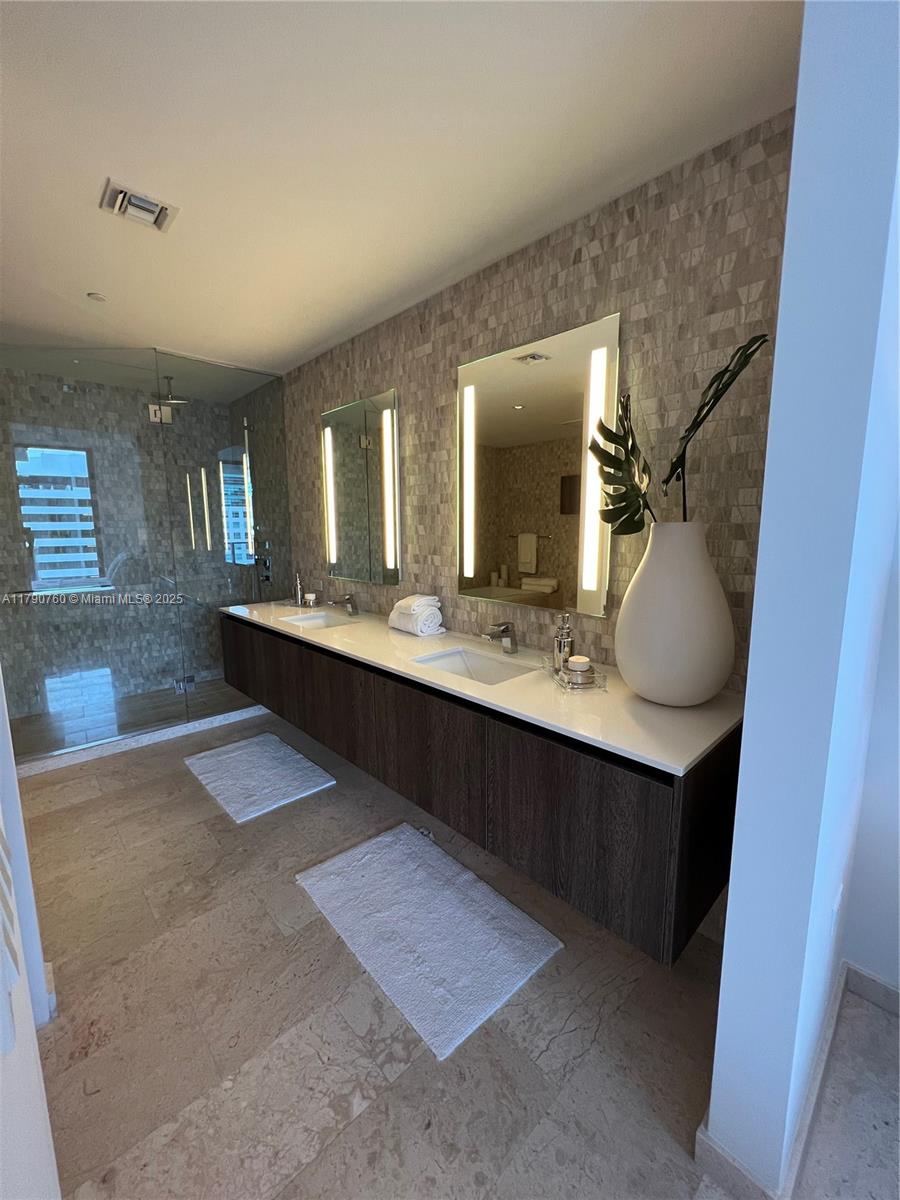 88 SW 7th St #1610, Miami FL 33130