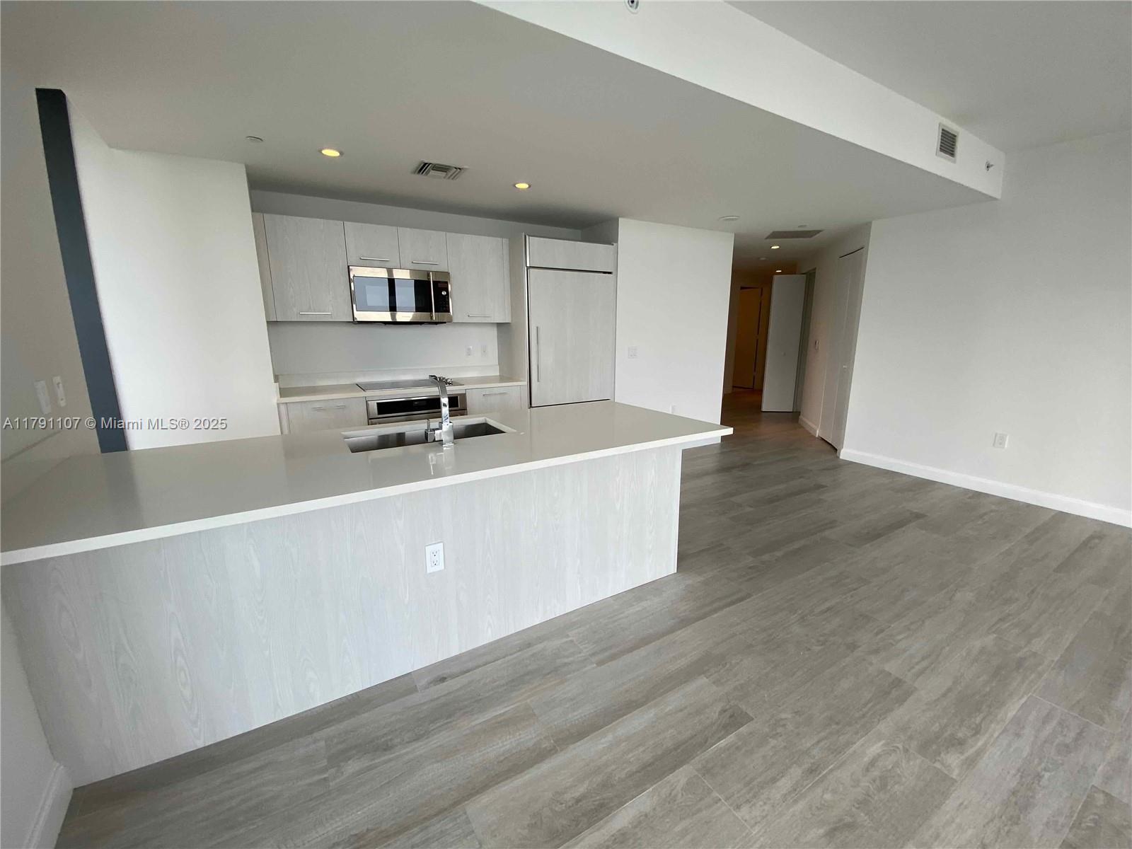 45 SW 9th St #3703, Miami FL 33130