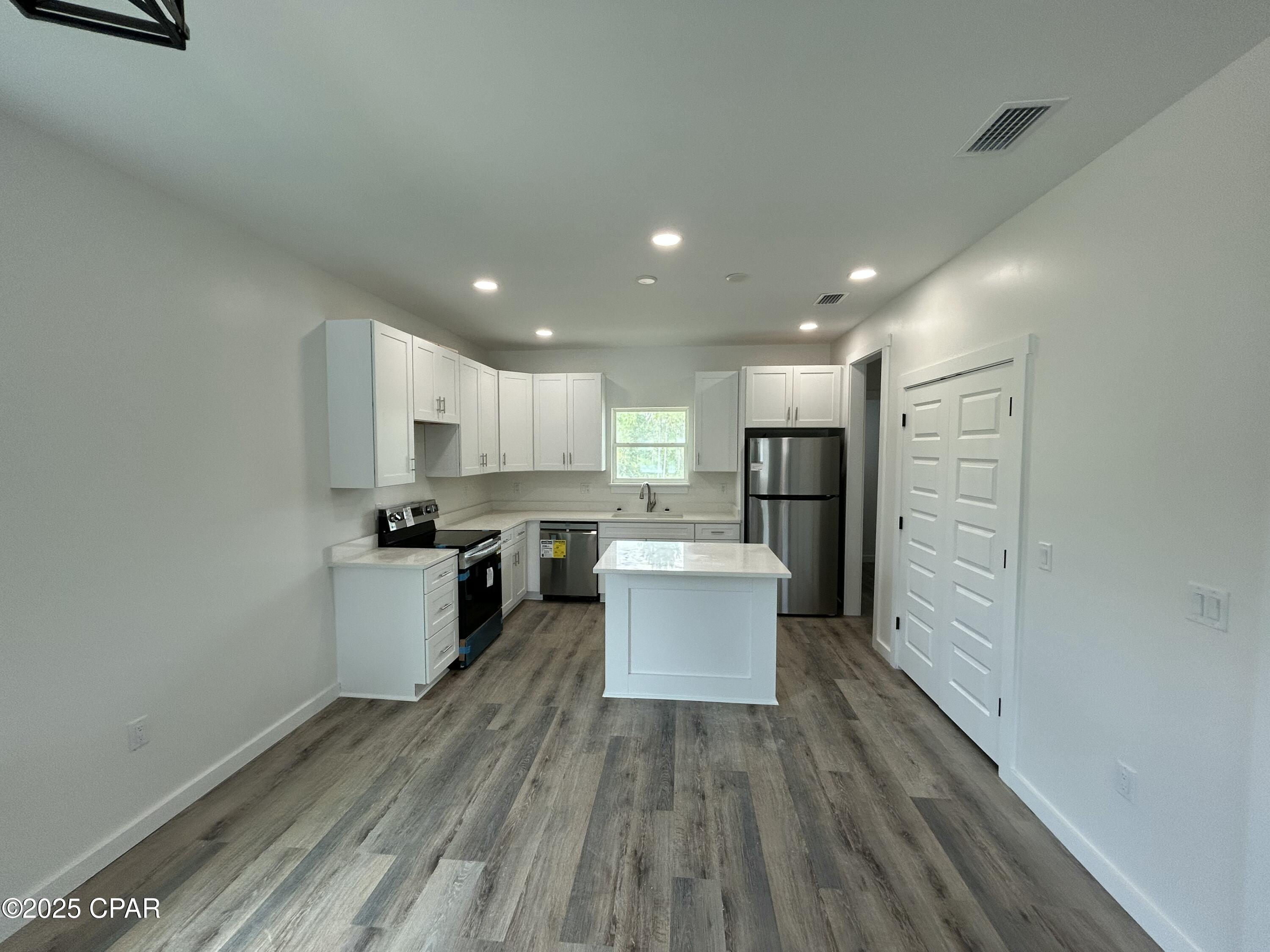 Listing photo id 5 for 5114 Debi Road