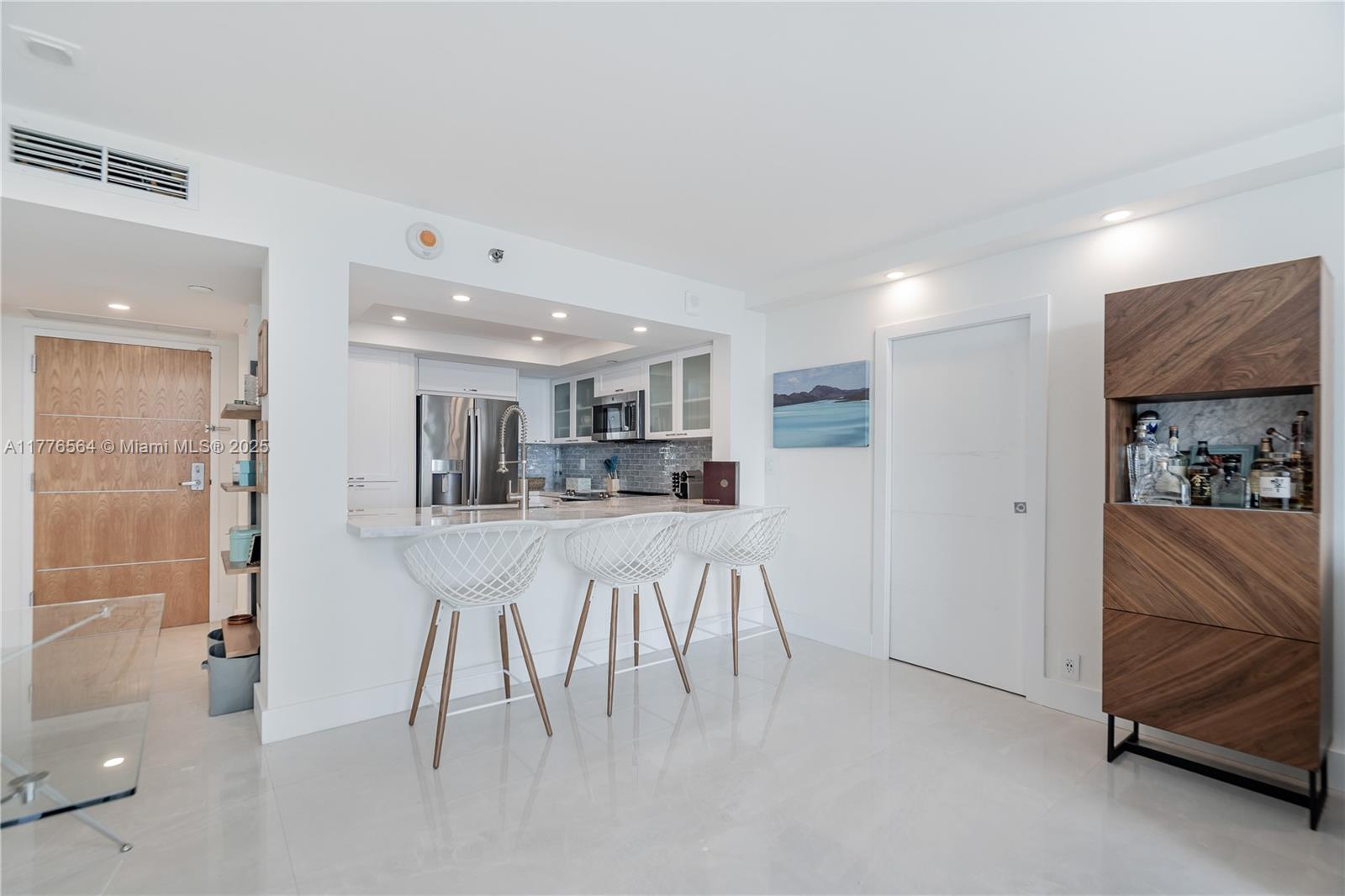 400 S Pointe Dr #702, Miami Beach FL 33139
