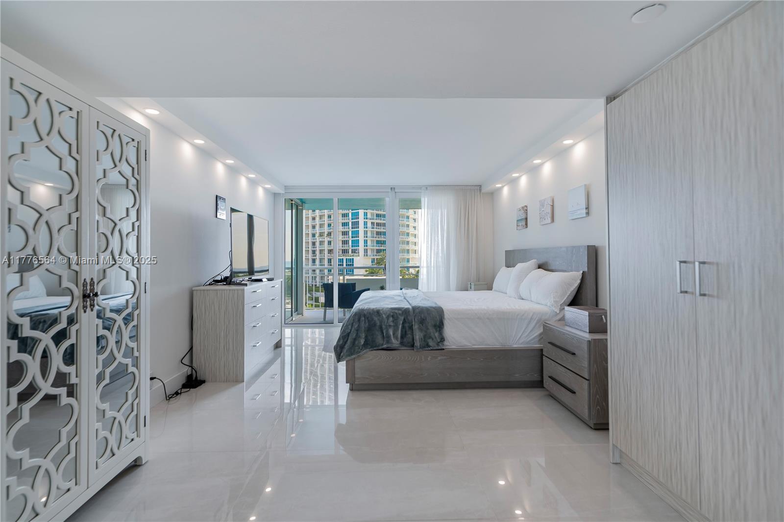 400 S Pointe Dr #702, Miami Beach FL 33139