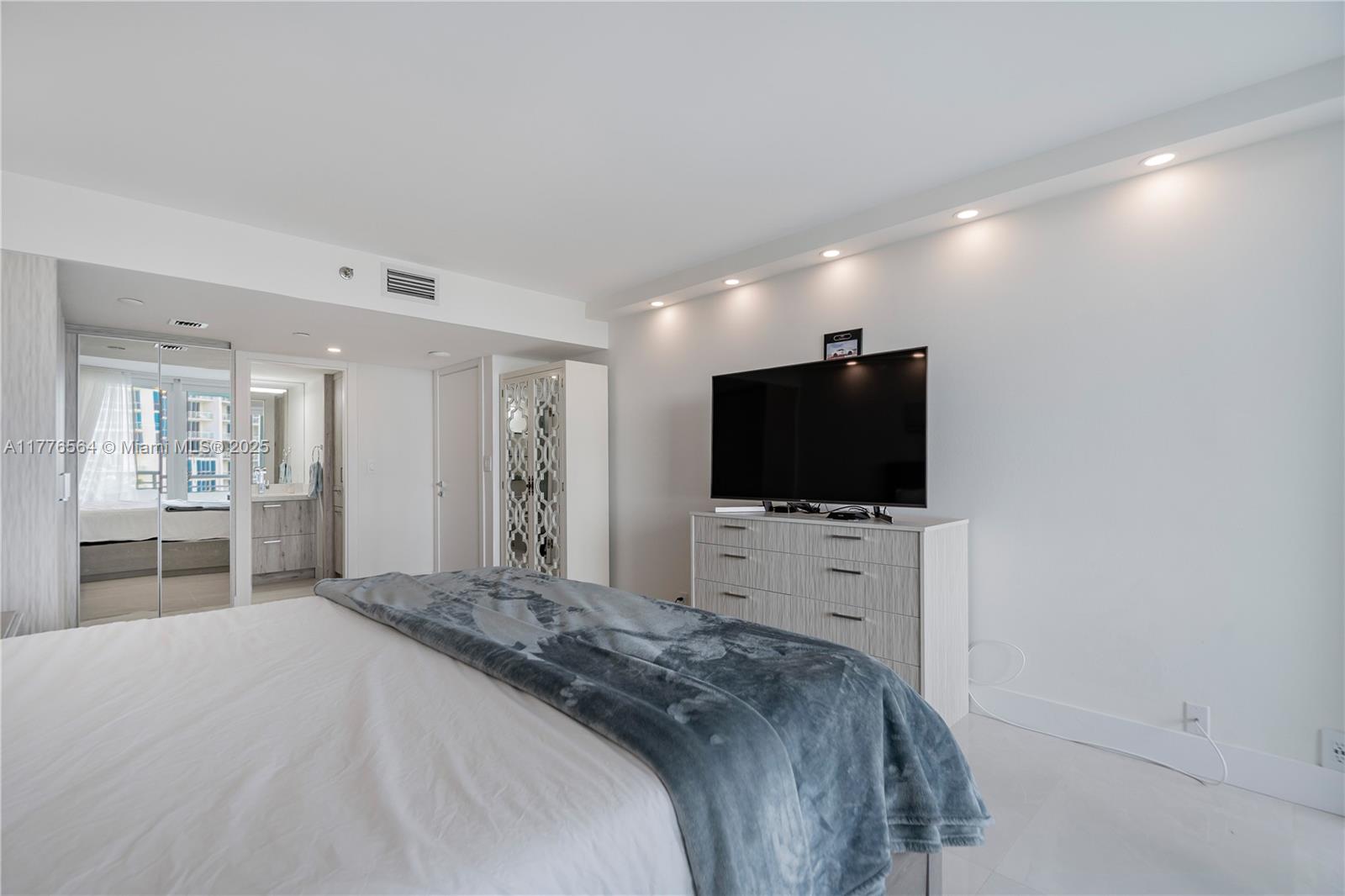 400 S Pointe Dr #702, Miami Beach FL 33139