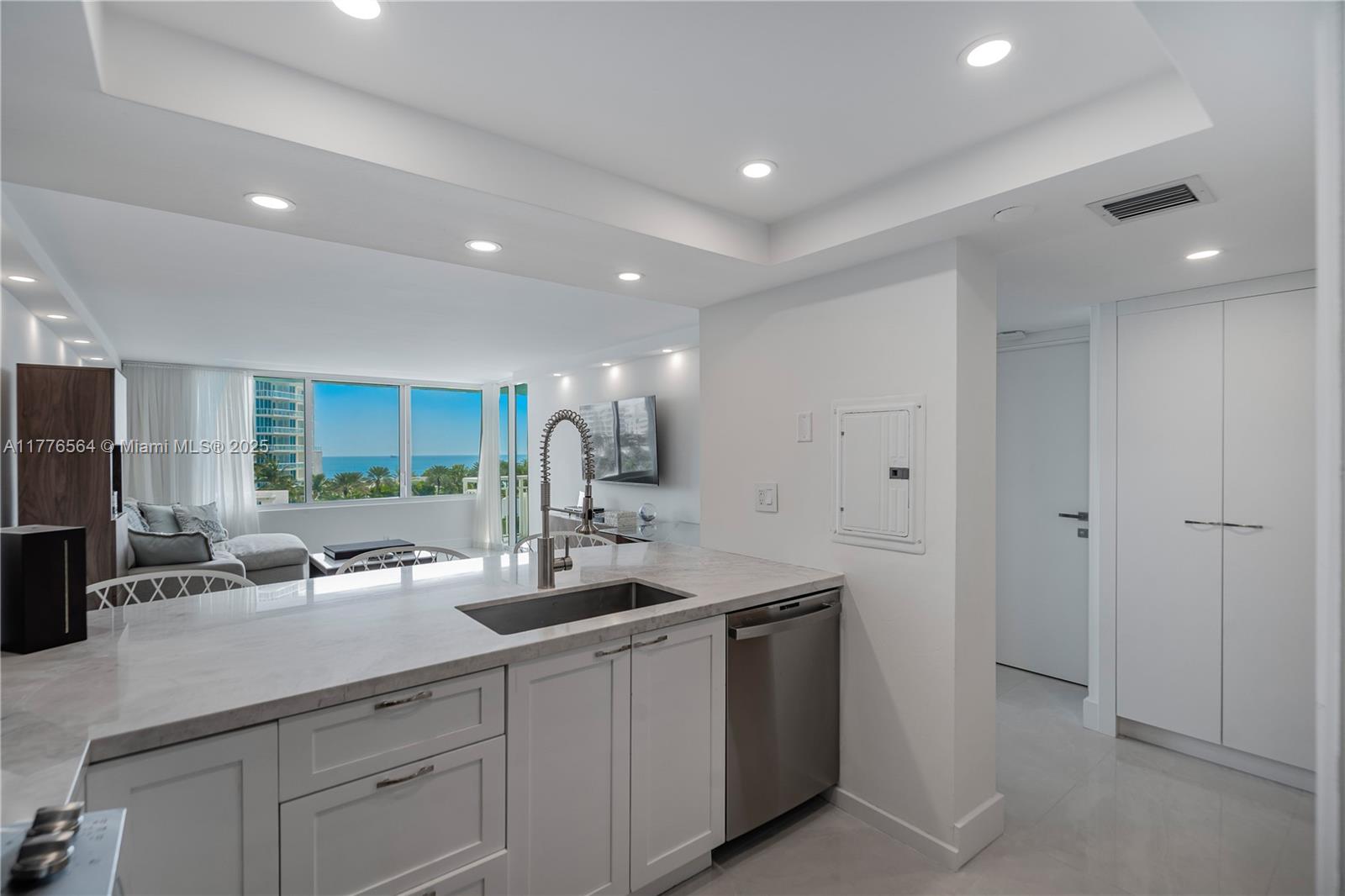 400 S Pointe Dr #702, Miami Beach FL 33139