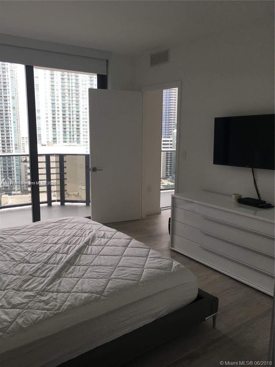45 SW 9th St #1903, Miami FL 33130