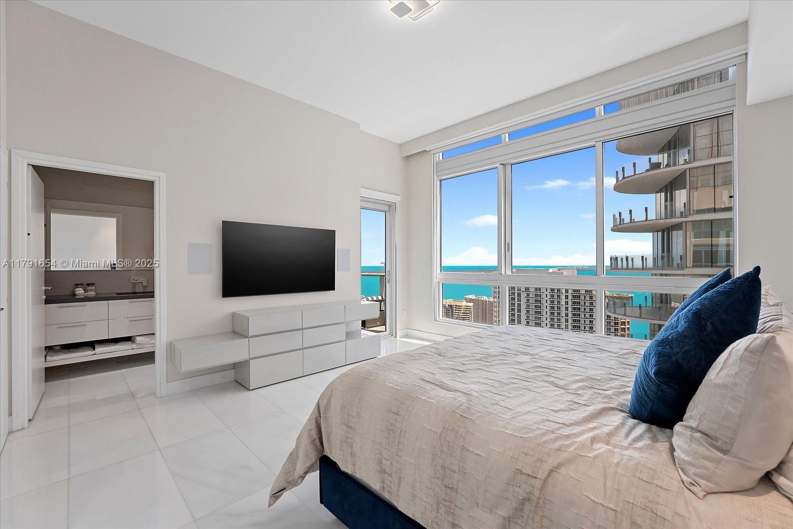 300 S Biscayne Blvd #PH-3902, Miami FL 33131
