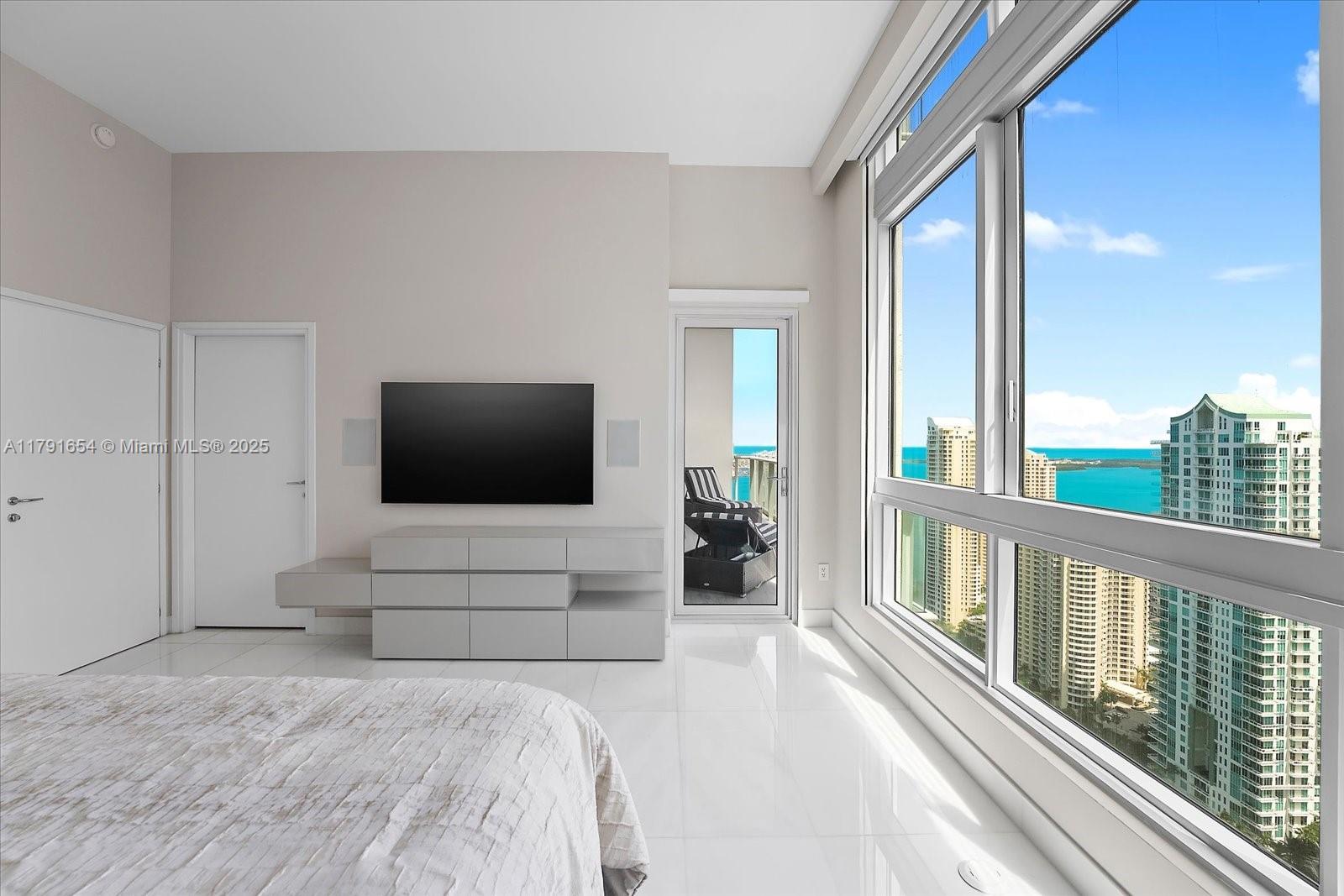 300 S Biscayne Blvd #PH-3902, Miami FL 33131